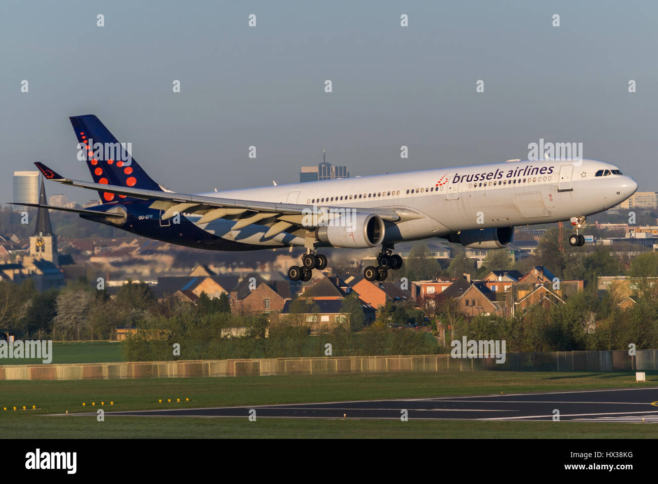 Brussels Airlines Airbus A333 L'atterrissage sur la piste 01 à l'aéroport de Bruxelles. Banque D'Images Brussels Airlines Airbus A333 L'atterrissage sur la piste 01 à l'aéroport de Bruxelles. Banque D'Images