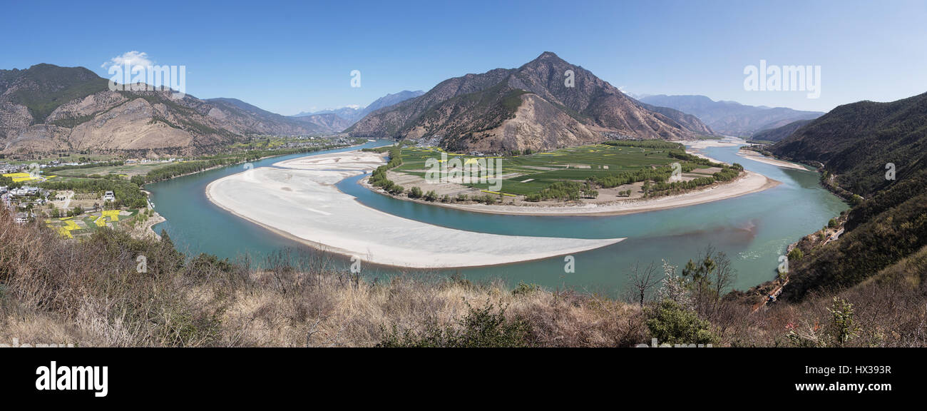Vue panoramique de la première courbe de la rivière Yangtze près de ShiGu village non loin de Lijiang, Yunnan - Chine Banque D'Images