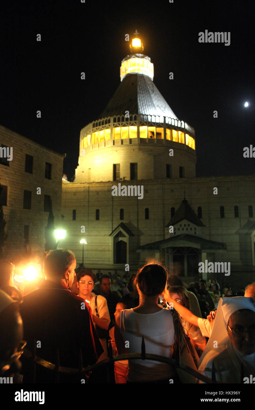 Procession passe par les rues de Nazareth, de l'église de Saint Joseph à la basilique de l'Annonciation de Nazareth, Israël Banque D'Images