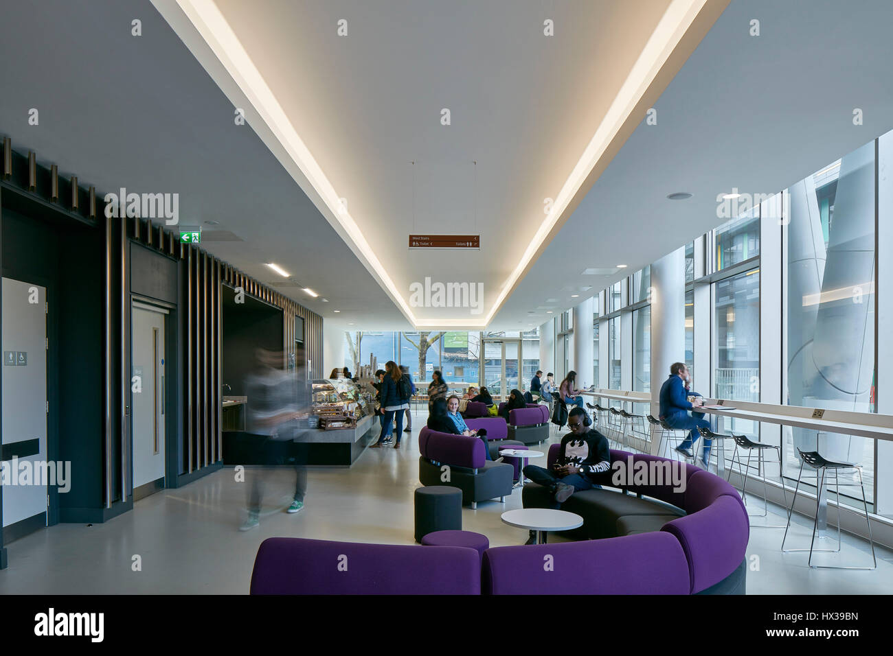 L'espace café. Centre d'études supérieures de l'Université Queen Mary, Londres, Royaume-Uni. Architecte : Wilkinson Eyre Architects, 2017. Banque D'Images