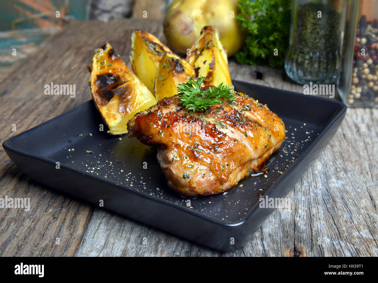 Steak au poivre poulet grill avec feu de charbon prêt à servir avec l'éclairage extérieur photo flash et mixte. Banque D'Images