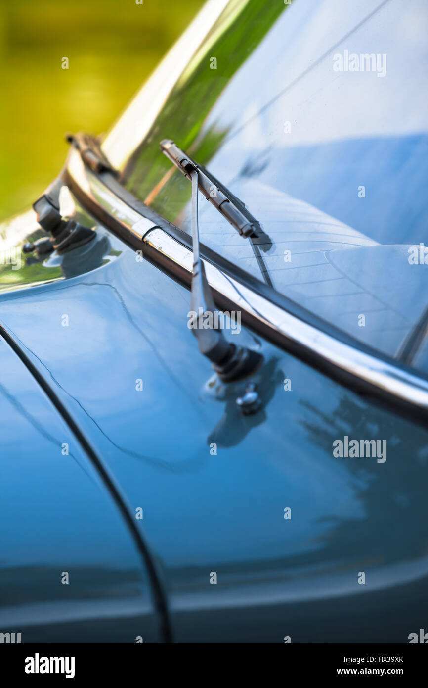 Voiture d'époque et de l'essuie-glace du pare-brise avant detail Banque D'Images Voiture d'époque et de l'essuie-glace du pare-brise avant detail Banque D'Images