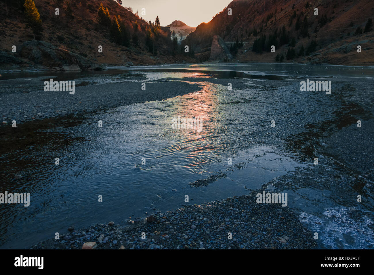 Rivière et lac entre les montagnes au coucher du soleil Banque D'Images