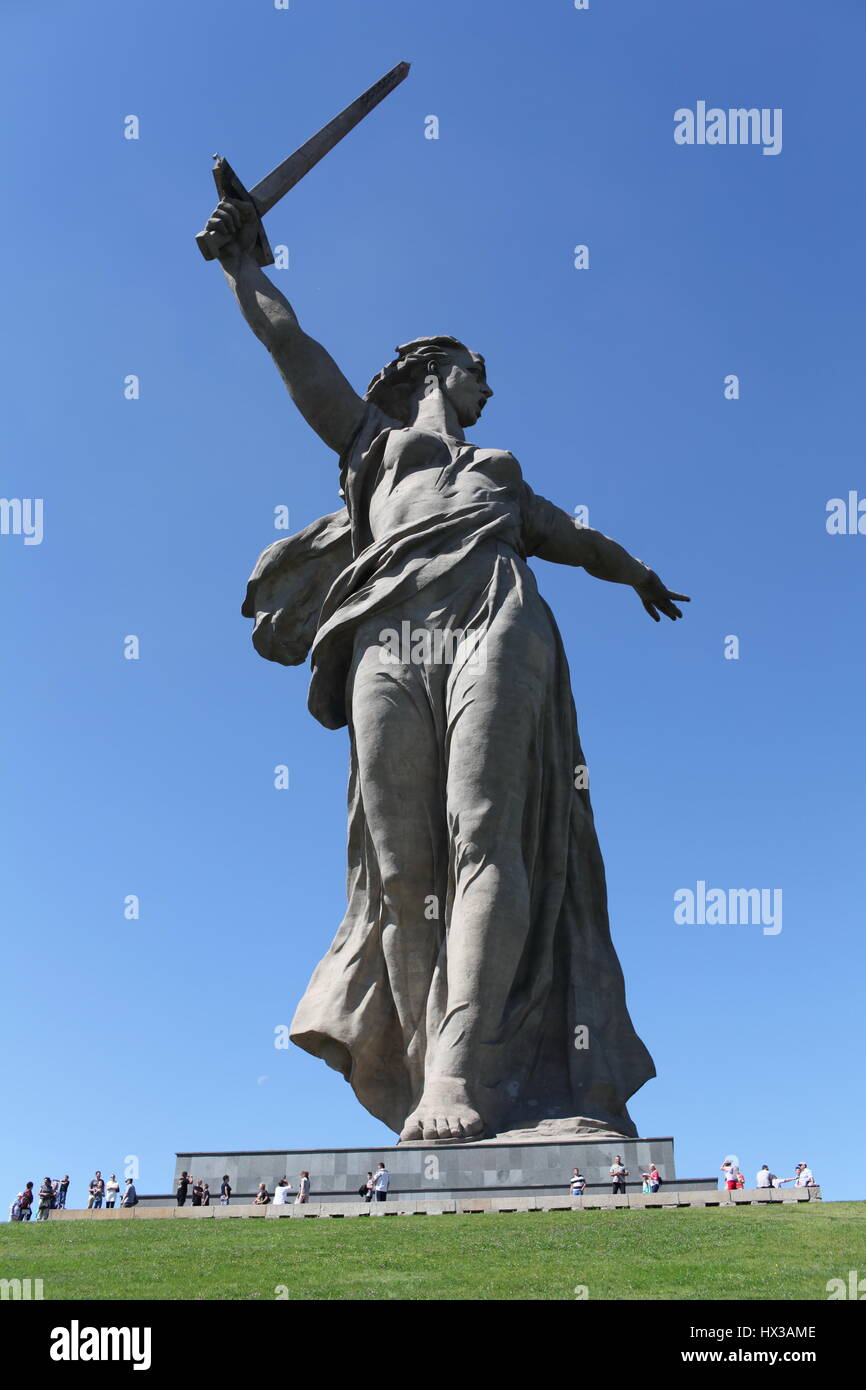 Russie Volgograd ,le 28 août 2013 petites gens à une mère patrie monument géant, symbole de combattants et défenseurs de Stalingrad. Bataille de Stalingrad Banque D'Images