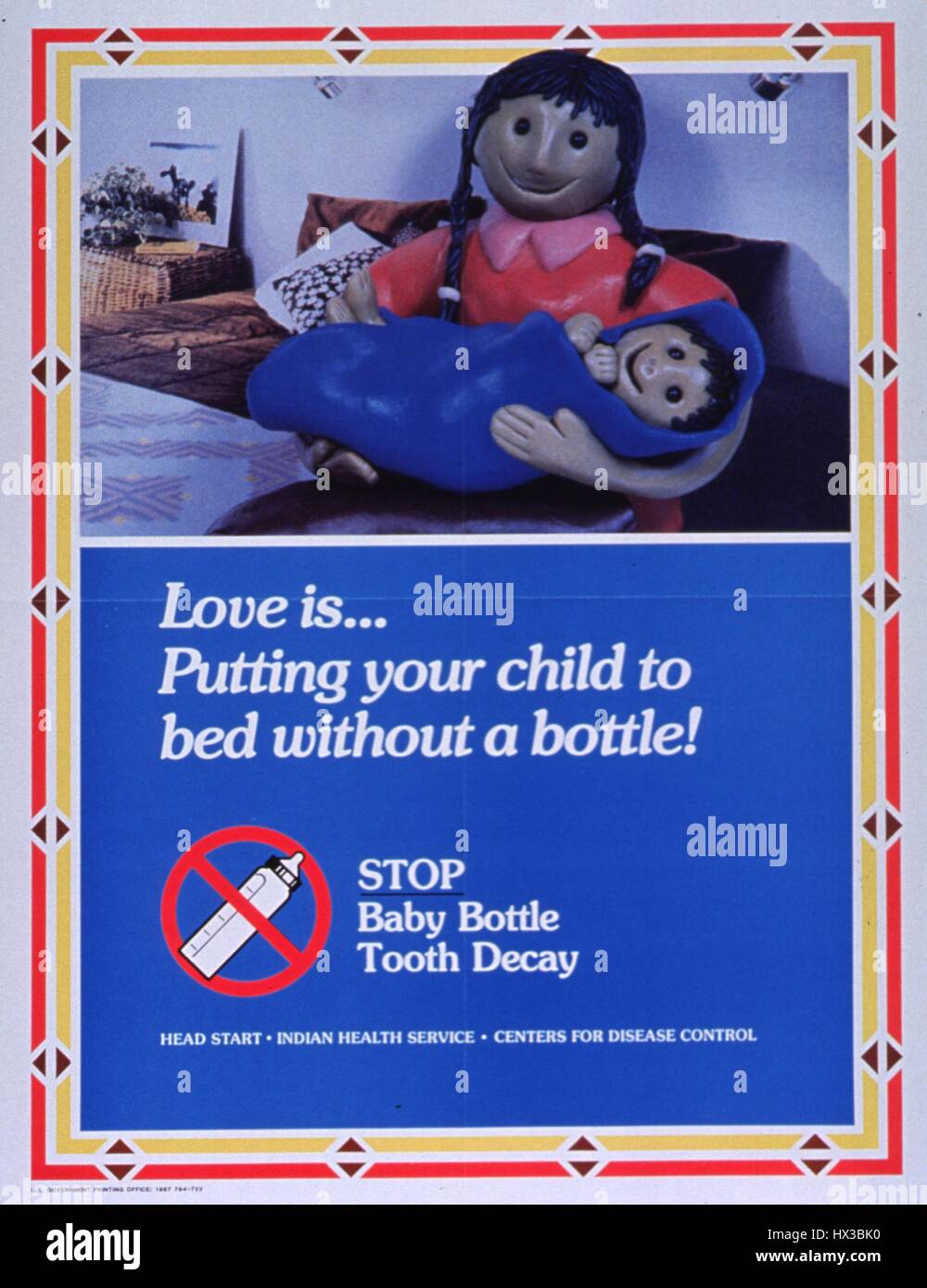 Poster publié par le United States Indian Health Service représentant des figures d'argile d'une mère et son bébé, décourager les gens de mettre leurs bébés au lit avec des bouteilles, 1987. La permission de la National Library of Medicine. Banque D'Images