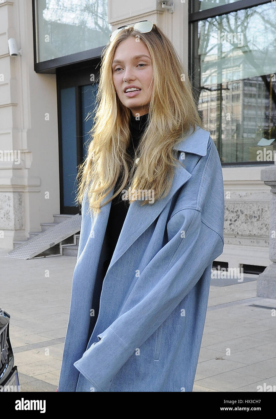 Romee Strijd porte une robe en jean qu'elle quitte son hôtel comprend :  Romee Strijd Où : Milan, Italie Quand : 21 Feb 2017 Credit : IPA/WENN.com  **Uniquement disponible pour publication au
