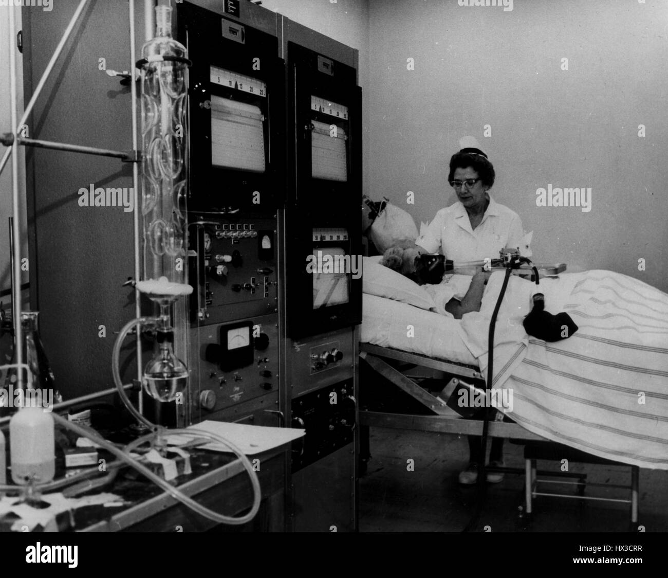 Dans les études de métabolisme intermédiaire des glucides et des acides aminés, qui ont été marqués avec le carbone radioactif, le tritium et le souffle d'un patient est recueilli pour la mesure continue de la C14 O2, 1963. Image courtoisie du département américain de l'énergie. Banque D'Images