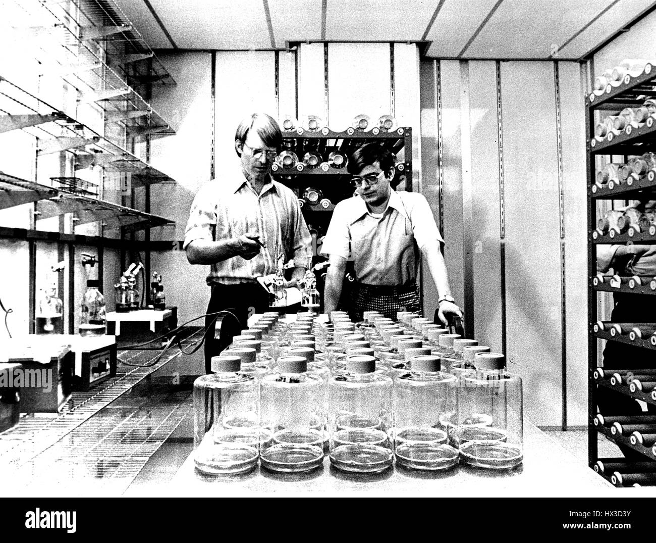 La combustion du charbon et autres combustibles fossiles produit de la suie, ce qui peut endommager la structure génétique humaine ; les chercheurs étudient les spécimens figurant dans de grands contenants en verre ; l'image de courtoisie du département américain de l'énergie, 1977. Banque D'Images