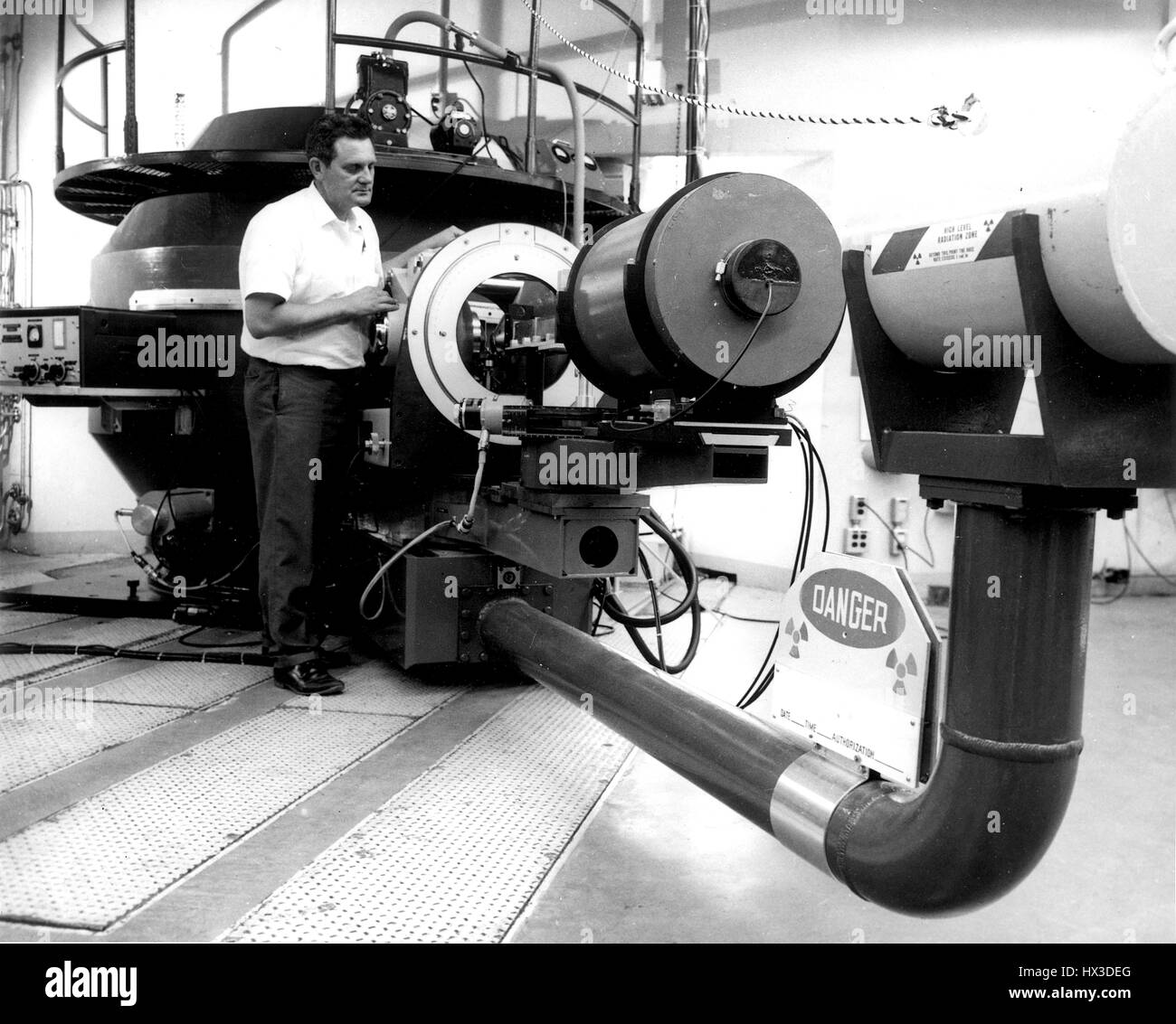 Le comportement des neutrons, avec les protons qui constituent le noyau de l'atome, sont d'intérêt scientifique pour les chercheurs de l'AEC L'Oak Ridge National Laboratory, Oak Ridge, Tennessee, 1968. Image courtoisie du département américain de l'énergie. Banque D'Images