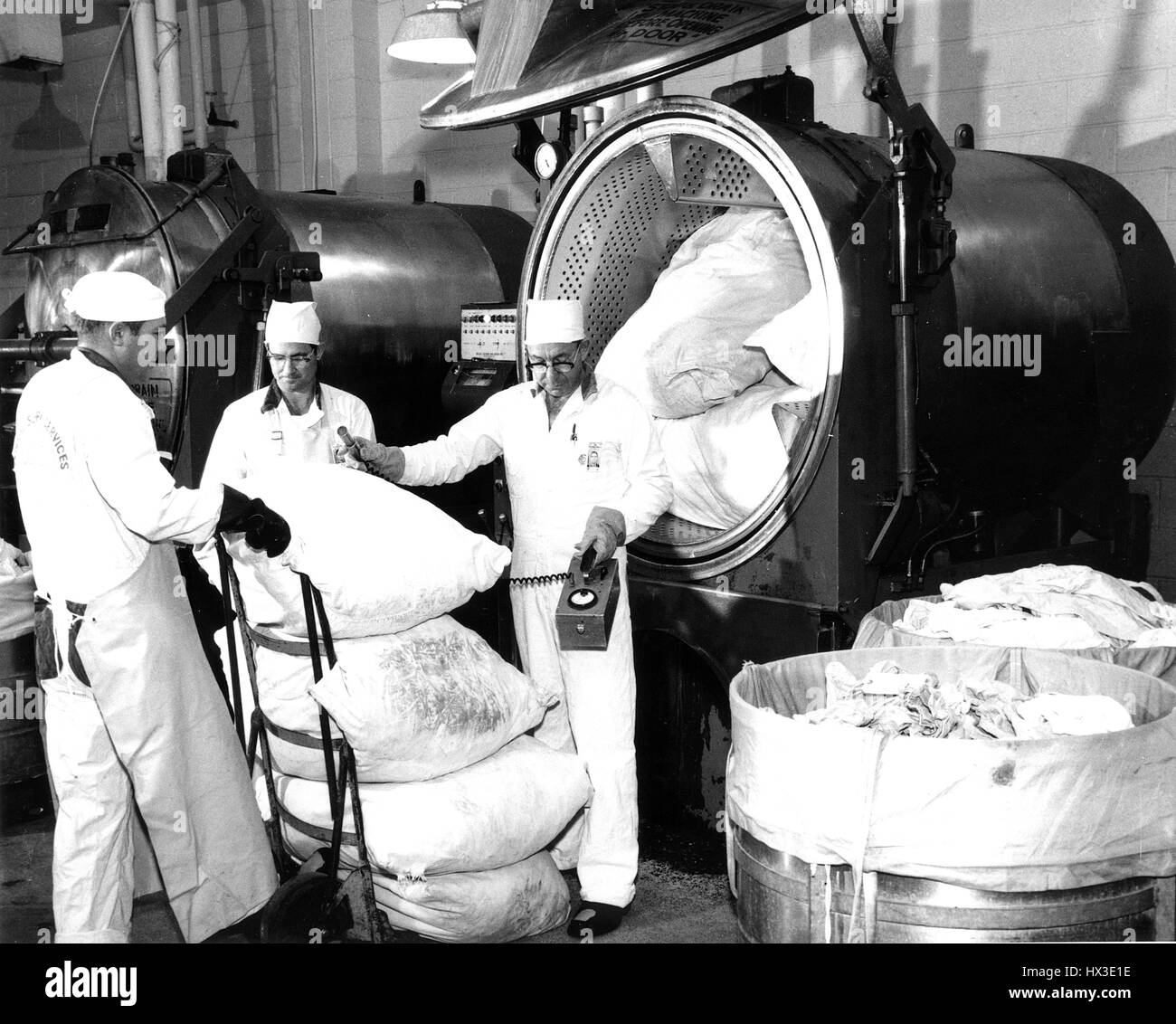 Blanchisseurs charger une capacité de 400 livres à la rondelle à la blanchisserie de décontamination Projet Hanford, Washington, 1968. Image courtoisie du département américain de l'énergie. Banque D'Images