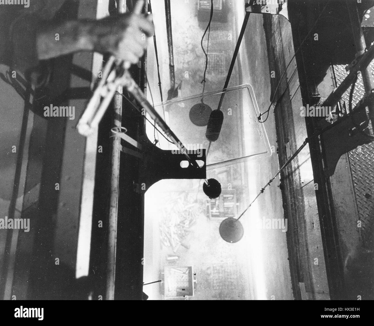 Un opérateur de Hanford's C éléments de combustible du réacteur sur le transfert des charges des boîtes de moins de 20 pieds d'eau après avoir été déchargé du réacteur suite à une irradiation, Washington, 1968. Image courtoisie du département américain de l'énergie. Banque D'Images