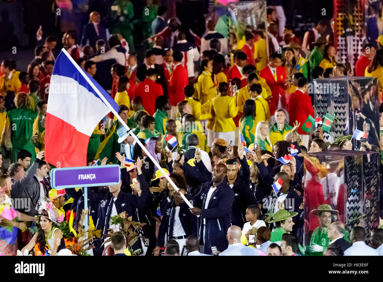 Rio de Janeiro, Brésil. 5 août 2016 Teddy Riner au porte-drapeau de la cérémonie d'ouverture des Jeux Olympiques d'été. ©PAUL J. Sutton/PCN la photographie. Banque D'Images