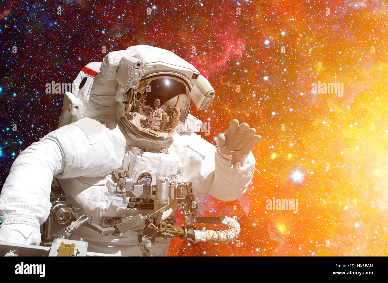 Astronaute dans l'espace dans le contexte de l'espace extra-atmosphérique. Éléments de cette image fournie par la NASA Banque D'Images