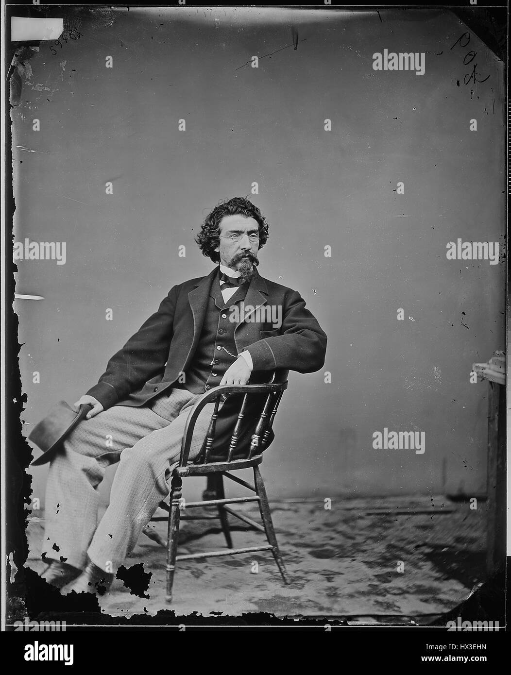Portrait assis demi-longueur du photographe américain Matthew B. Brady, qui a documenté la Guerre Civile des États-Unis, 1863. L'image de courtoisie des Archives nationales. Banque D'Images