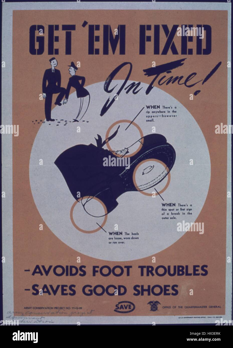 Une annonce de la Seconde Guerre mondiale, d'encourager les gens à prendre leurs bottes ou chaussures usées jusqu'à fixer de manière professionnelle, afin d'éviter les problèmes de 'pieds' et 'enregistrer de bonnes chaussures, ' College Park, Maryland, 1942. Banque D'Images