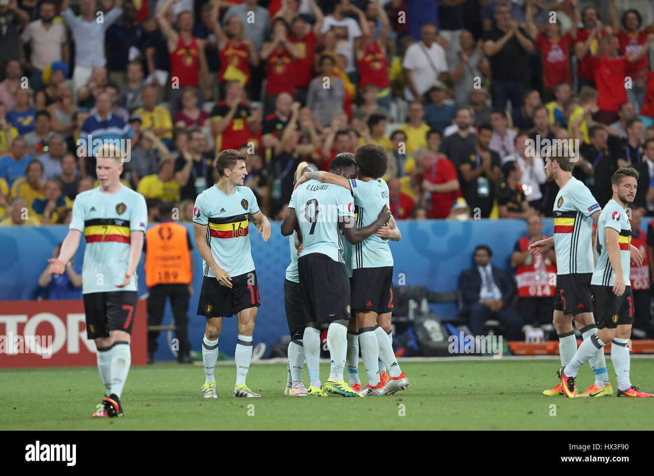 NICE, FRANCE - 22 juin 2016 : Les joueurs de l'équipe nationale de football de la Belgique célèbre leur gagner de l'UEFA EURO 2016 match contre la Suède à Allianz Banque D'Images