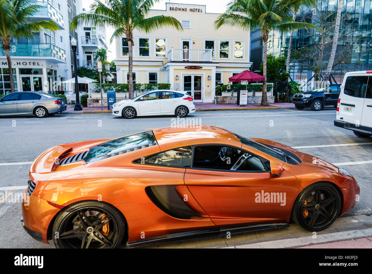Miami Beach Florida,South Pointe SOFI,Ocean Drive,Ocean Water,McLaren F1 P1,luxe,voitures de sport,garés,orange,élégant,Browns Hotel,Prime 112,restau Banque D'Images