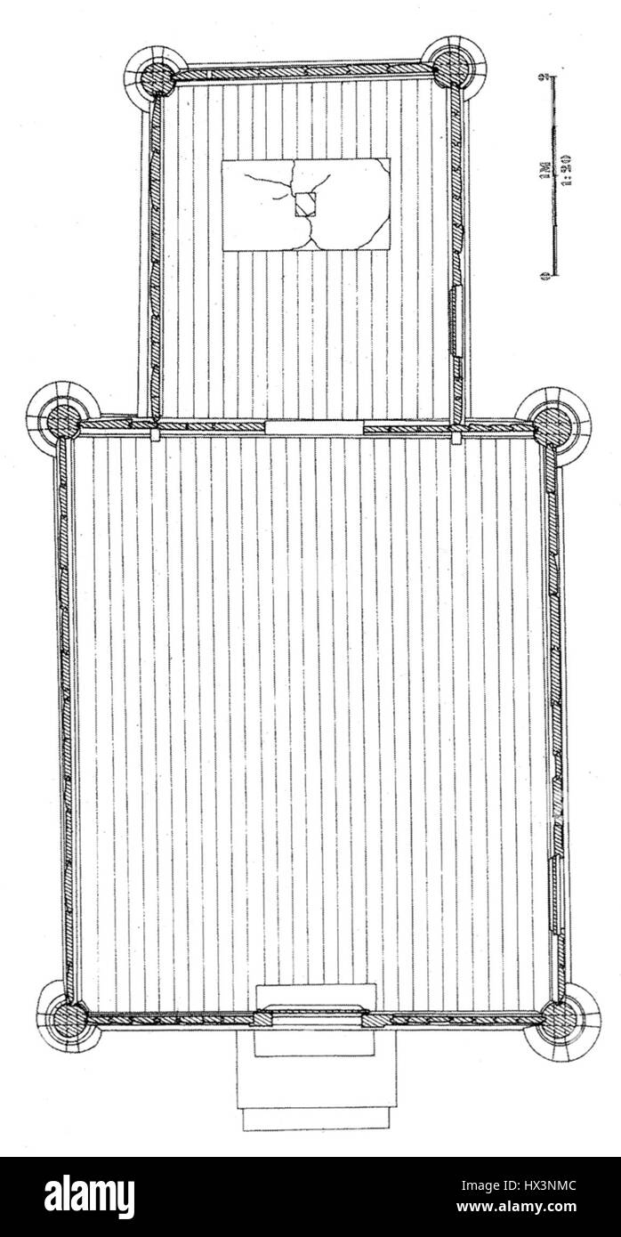 Le « Haltdalen Stave Church Footprint » fait référence à la fondation préservée ou aux vestiges d'une église médiévale à Stave, située à Haltdalen, en Norvège. Les églises en bois sont des exemples emblématiques de l'architecture en bois, connues pour leur construction unique et leur importance culturelle en Norvège. Banque D'Images