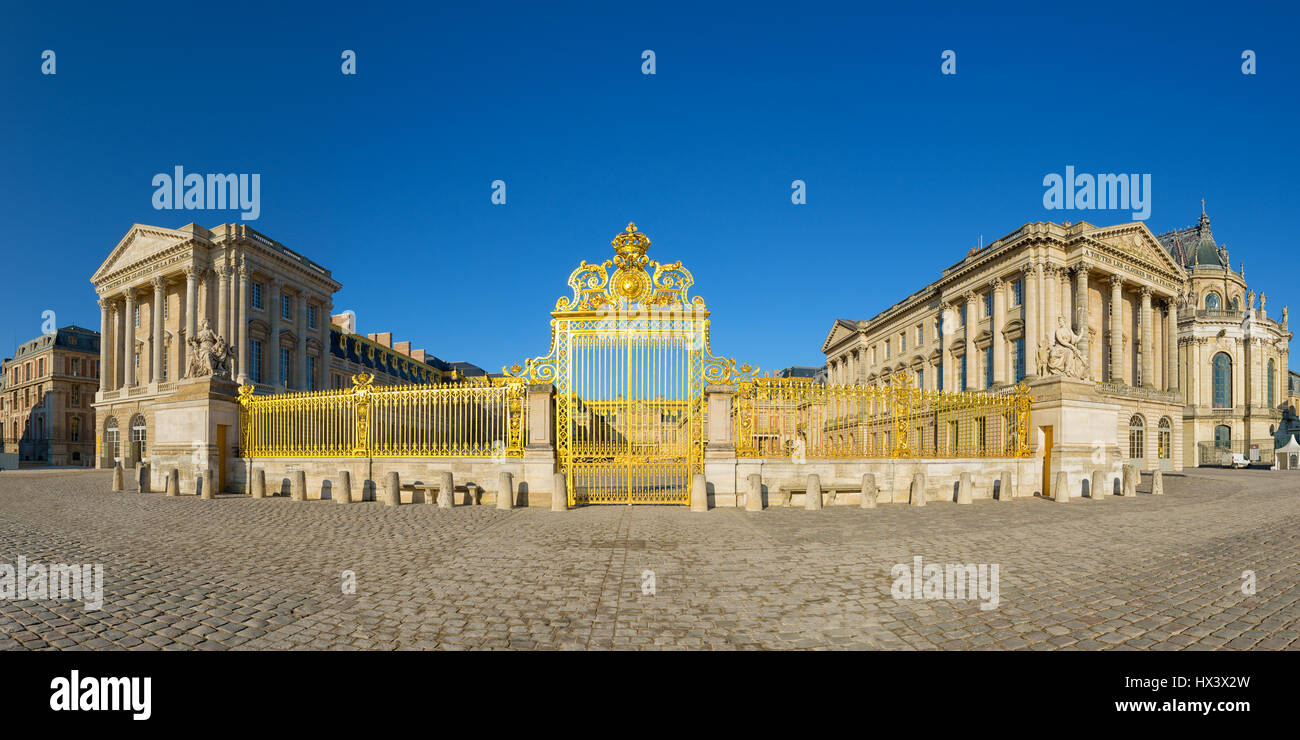 Palais de Versailles,entrée d'or symbole de puissance le roi Louis XIV, la France.Vue Panoramique. Banque D'Images