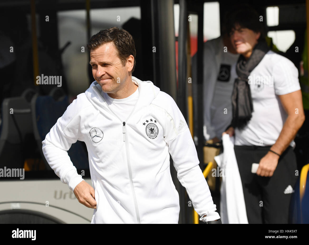 Düsseldorf, Allemagne. 24Th Mar, 2017. Manager de l'équipe Oliver Bierhoff et entraîneur de soccer national allemand Joachim Loew (r) arrivent pour le dpearture pour le match de qualification aux Championnats du Monde entre l'Allemagne et l'Azerbaïdjan à l'aéroport de Düsseldorf, Allemagne, 24 mars 2017. Photo : Marius Becker/dpa/Alamy Live News Banque D'Images