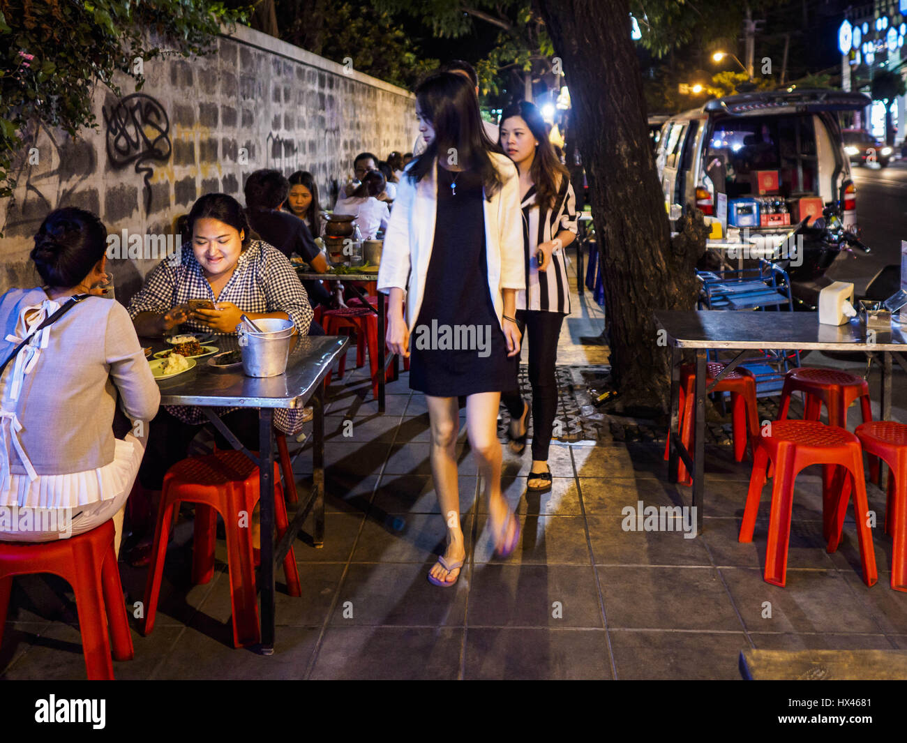 Bangkok, Bangkok, Thaïlande. 24Th Mar, 2017. Les piétons marcher entre les tables d'un restaurant qui est mis en place sur le trottoir de Sukhumvit Soi 55 (Thong Lo). Le restaurant est l'éviction de son emplacement. Panier de nourriture le long de la Sukhumvit Road entre vendeurs di 55 (Thong Lo) et (69) Phra Khanong à Bangkok ont été informés par les représentants de la ville qu'ils doivent quitter la région pour le 17 avril. C'est une partie d'un effort de la ville de Bangkok, le gouvernement soutenu par la junte au pouvoir, de reprendre la ville de trottoirs. Credit : ZUMA Press, Inc./Alamy Live News Banque D'Images