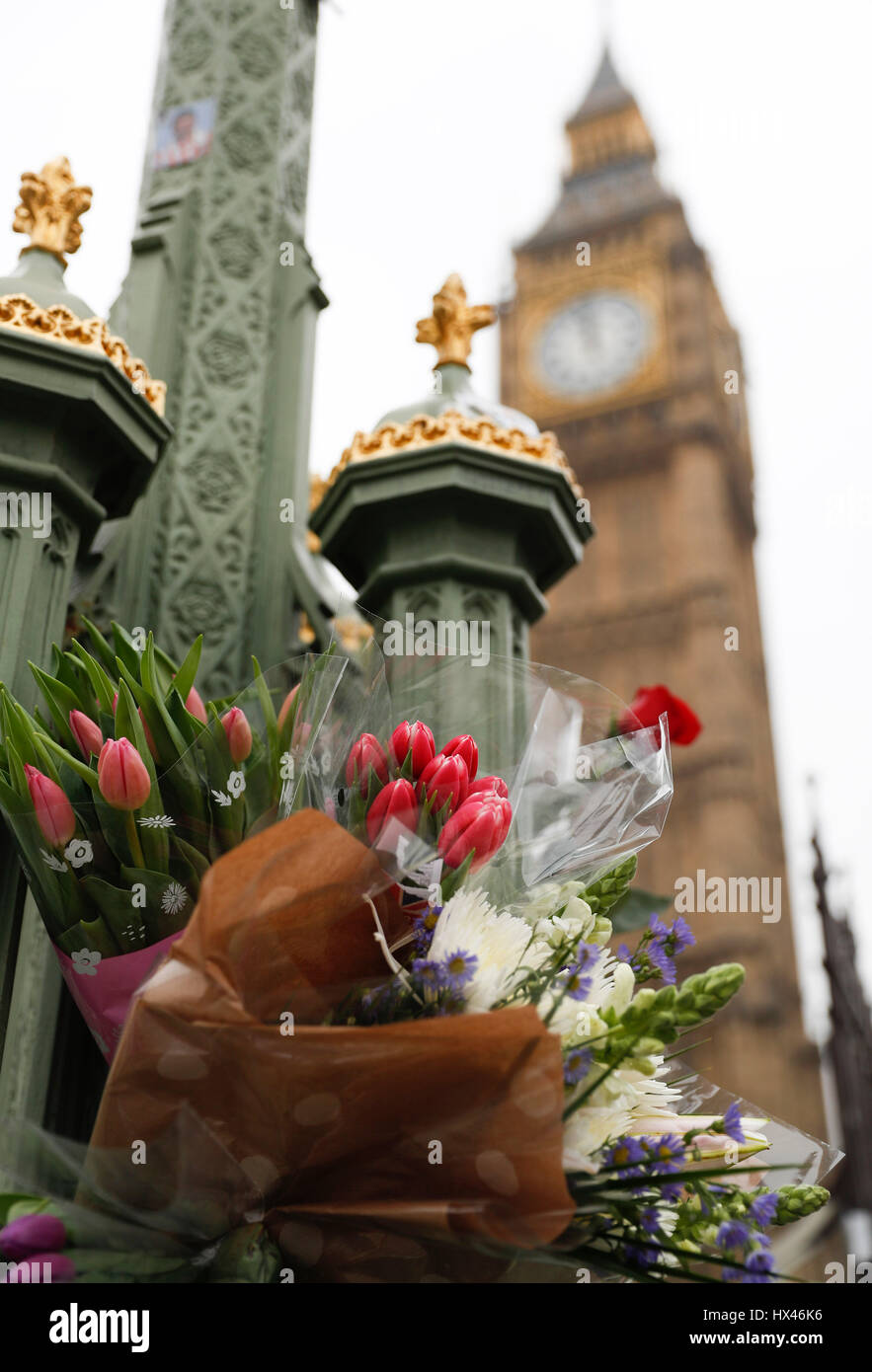 Londres, Royaume-Uni. 24 mars, 2017. Attaque terroriste de Westminster au centre de Londres. Tributs floraux pour les victimes sont vus sur le pont de Westminster, deux jours après l'attaque terroriste de Westminster le 22 mars dans le centre de Londres, Angleterre le 24 mars 2017. Credit : Han Yan/Xinhua/Alamy Live News Banque D'Images