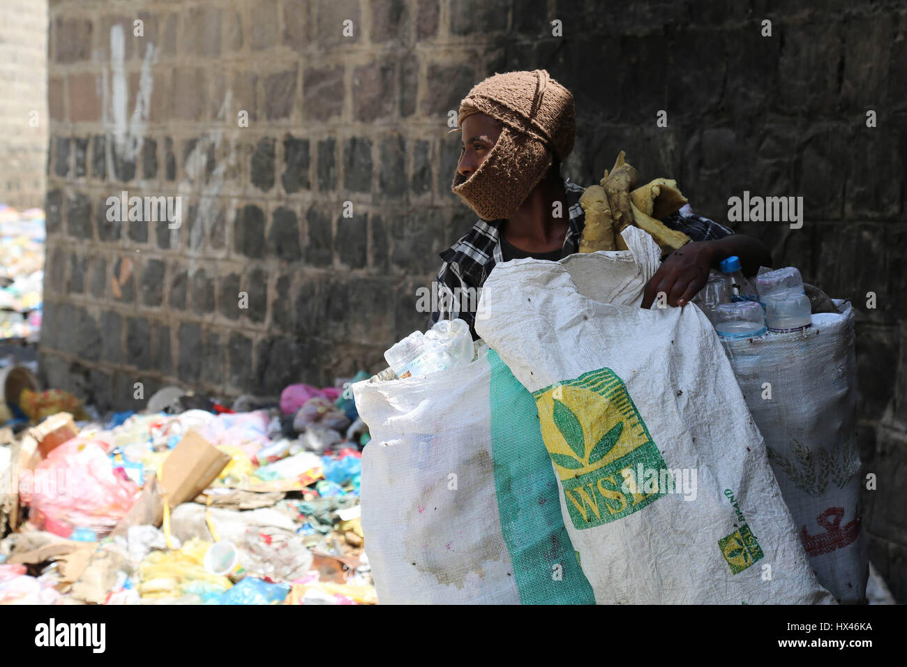 Taiz, Yémen. 23 mars 2017. Une catastrophe écologique menace des millions d'habitants au Yémen à la suite du conflit en cours. Comme le siège municipal ont été fermées et le service de collecte des déchets n'a cessé de Taiz, les déchets non ramassés a fui dans le système d'évacuation des eaux usées par la pluie torrentielle. Taiz récemment les hôpitaux ont reçu beaucoup de cas de choléra et de la dengue en raison de l'aggravation de la situation humanitaire dans la ville. Credit : ZUMA Press, Inc./Alamy Live News Banque D'Images