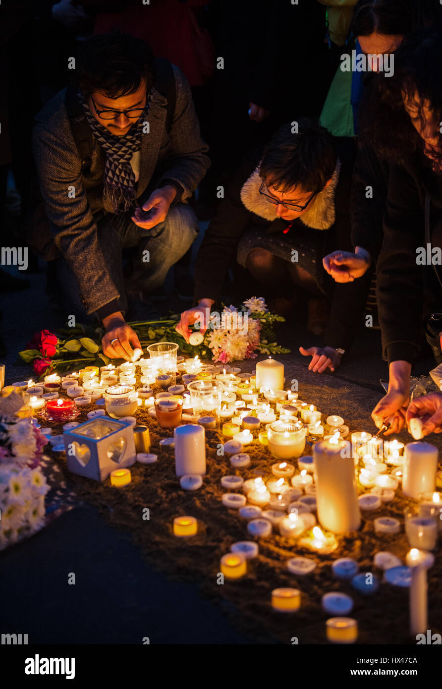 Les gens allument des bougies lors d'une veillée aux chandelles en mémoire des personnes tuées dans l'attaque terroriste de Westminster. Banque D'Images