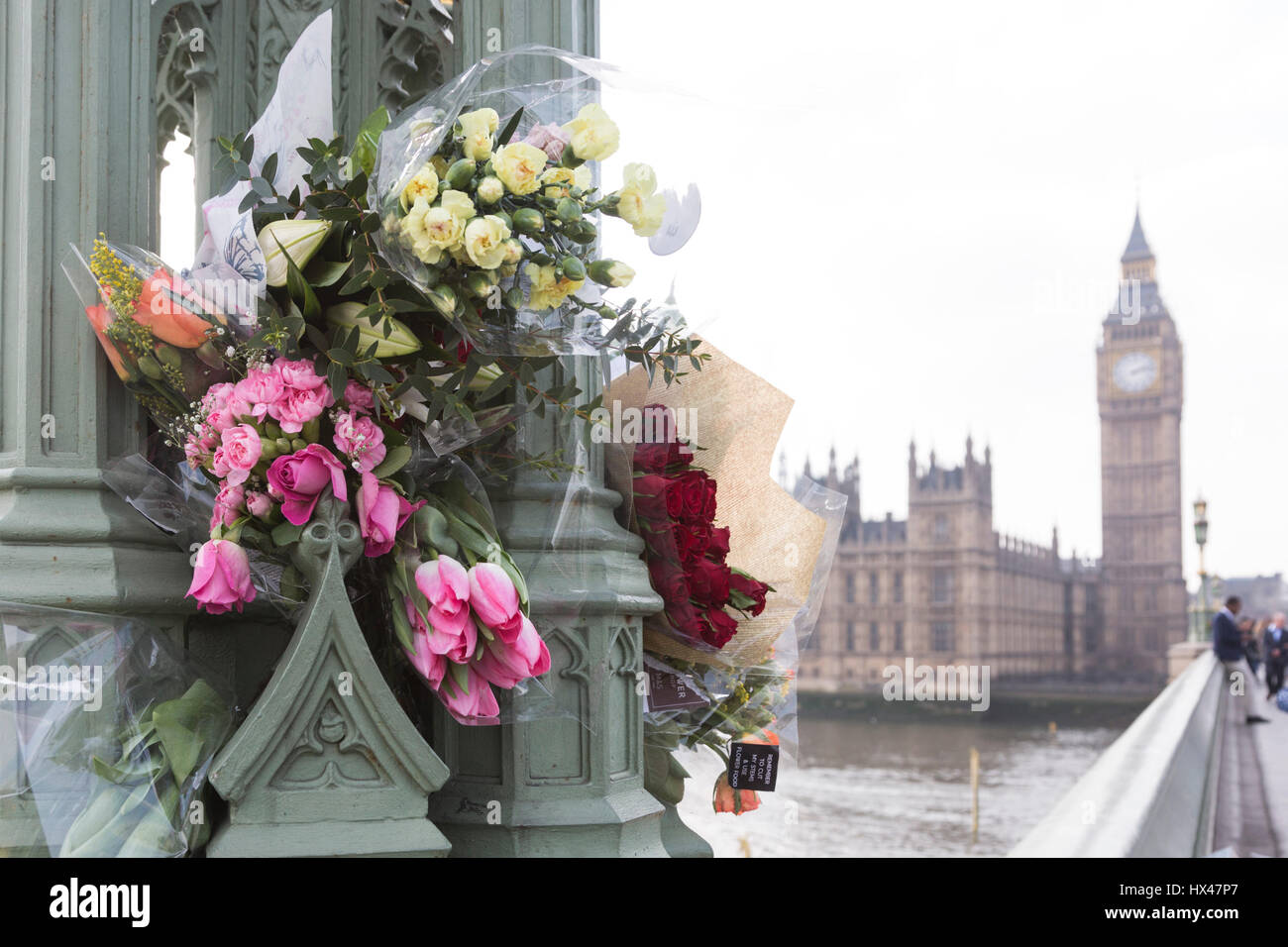Londres, Royaume-Uni. 24Th Mar, 2017. Les Londoniens laisser tributs floraux pour les victimes de l'attaque terroriste sur le pont de Westminster. Credit : Bettina Strenske/Alamy Live News Banque D'Images