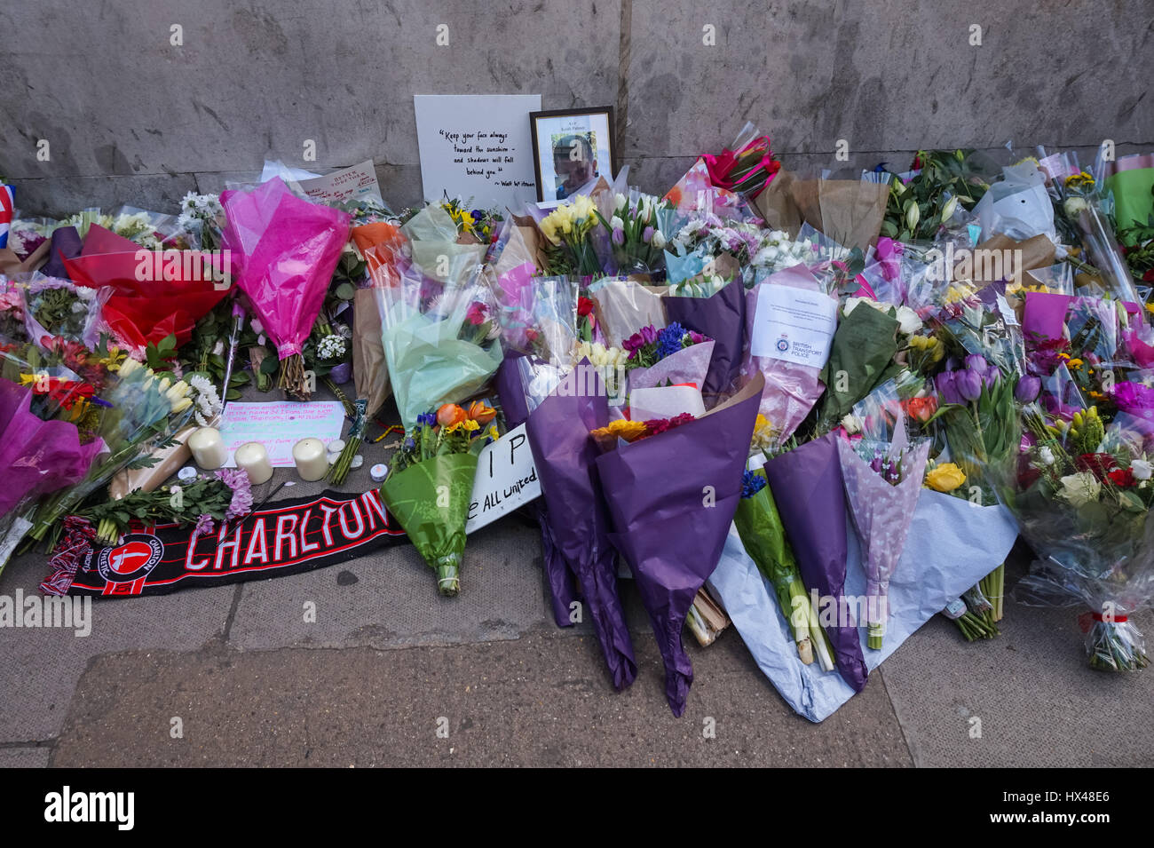 Londres, Royaume-Uni. 24 mars, 2017. Tributs floraux pour les victimes en dehors du Parlement après l'attaque terroriste. Credit : Marcin Rogozinski/Alamy Live News Banque D'Images