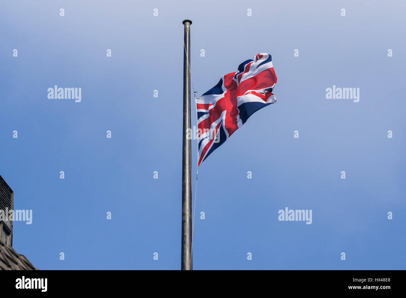 Londres, Royaume-Uni. 24 mars, 2017. Union Jack drapeau en berne sur la Portcullis House après l'attaque terroriste. Credit : Marcin Rogozinski/Alamy Live News Banque D'Images
