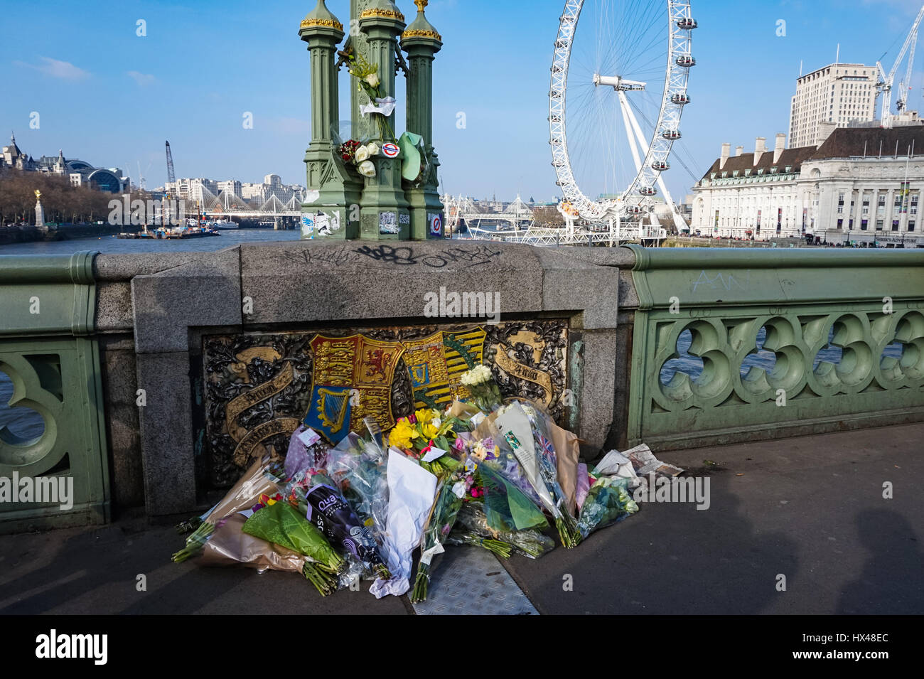Londres, Royaume-Uni. 24 mars, 2017. Tributs floraux pour les victimes sur le pont de Westminster après l'attaque terroriste. Credit : Marcin Rogozinski/Alamy Live News Banque D'Images