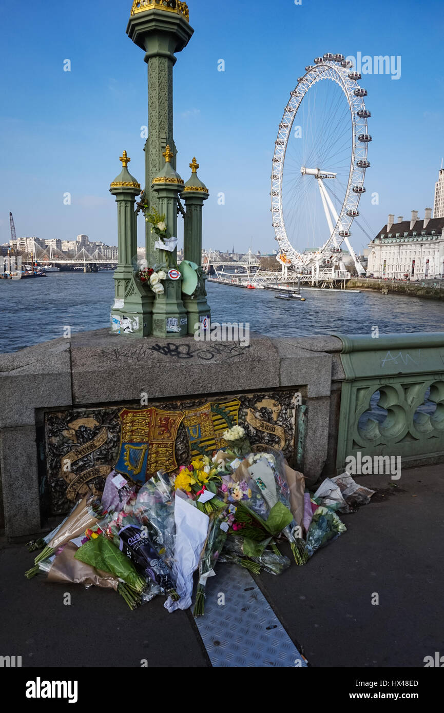 Londres, Royaume-Uni. 24 mars, 2017. Tributs floraux pour les victimes sur le pont de Westminster après l'attaque terroriste. Credit : Marcin Rogozinski/Alamy Live News Banque D'Images