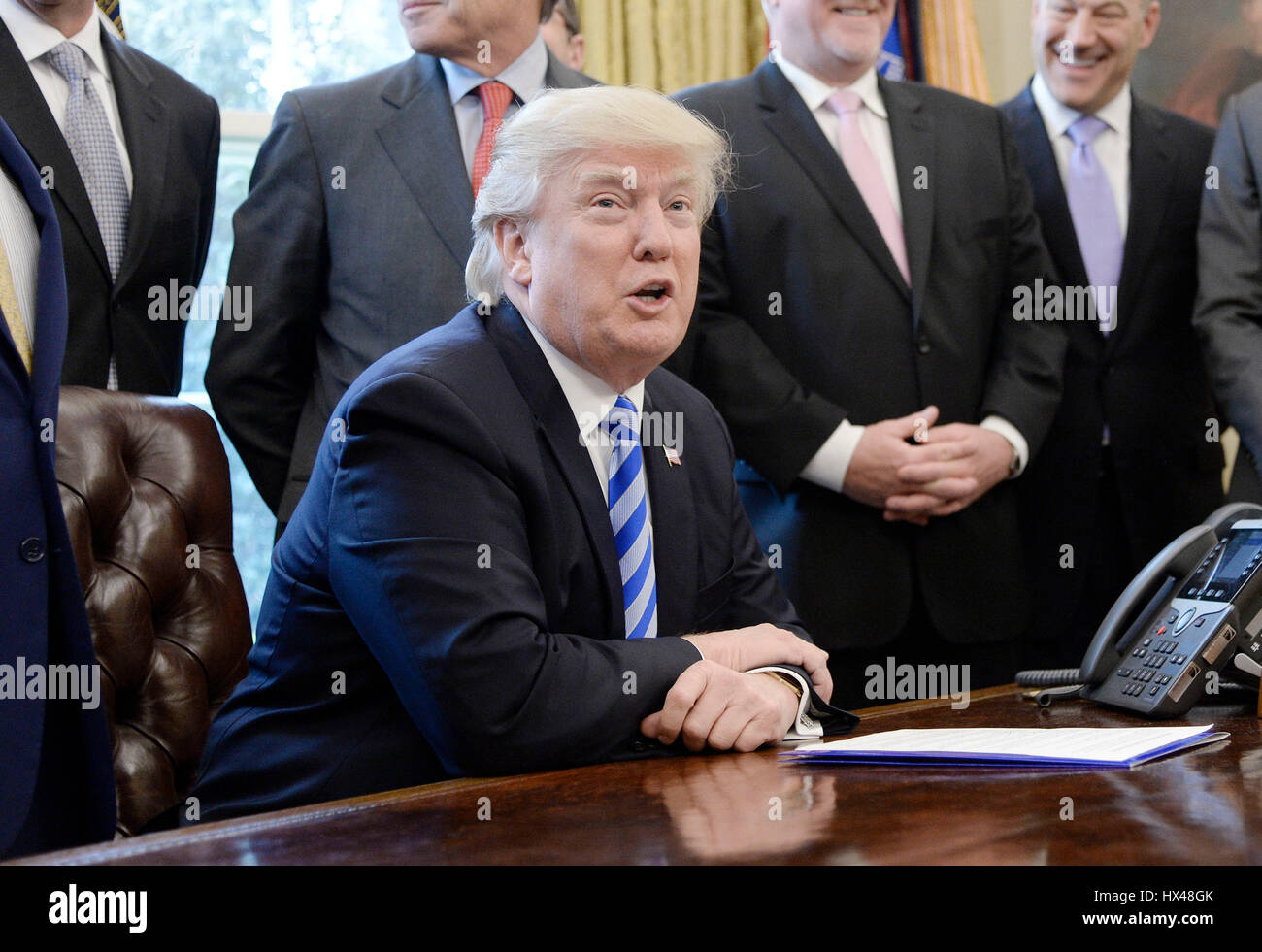 Washington, DC. 24Th Mar, 2017. Le Président des Etats-Unis, Donald Trump parle lors d'une réunion du Conseil économique national où il a signé ce qu'il a décrit comme un 'autoriser' pour la construction du pipeline Keystone XL dans le bureau ovale de la Maison Blanche le 24 mars 2017 à Washington, DC. Crédit : Olivier Douliery/Piscine via CNP - AUCUN FIL SERVICE - Photo : Olivier Douliery/consolidé/dpa/Alamy Live News Banque D'Images