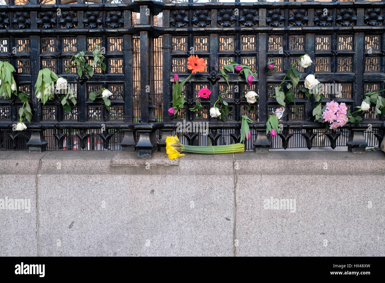 Londres, Royaume-Uni. Le 24 mars 2017. Tributs floraux pour les victimes de l'attaque terroriste de Westminster, Westminster, Londres. © ZEN - Zaneta Razaite / Alamy Live News Banque D'Images