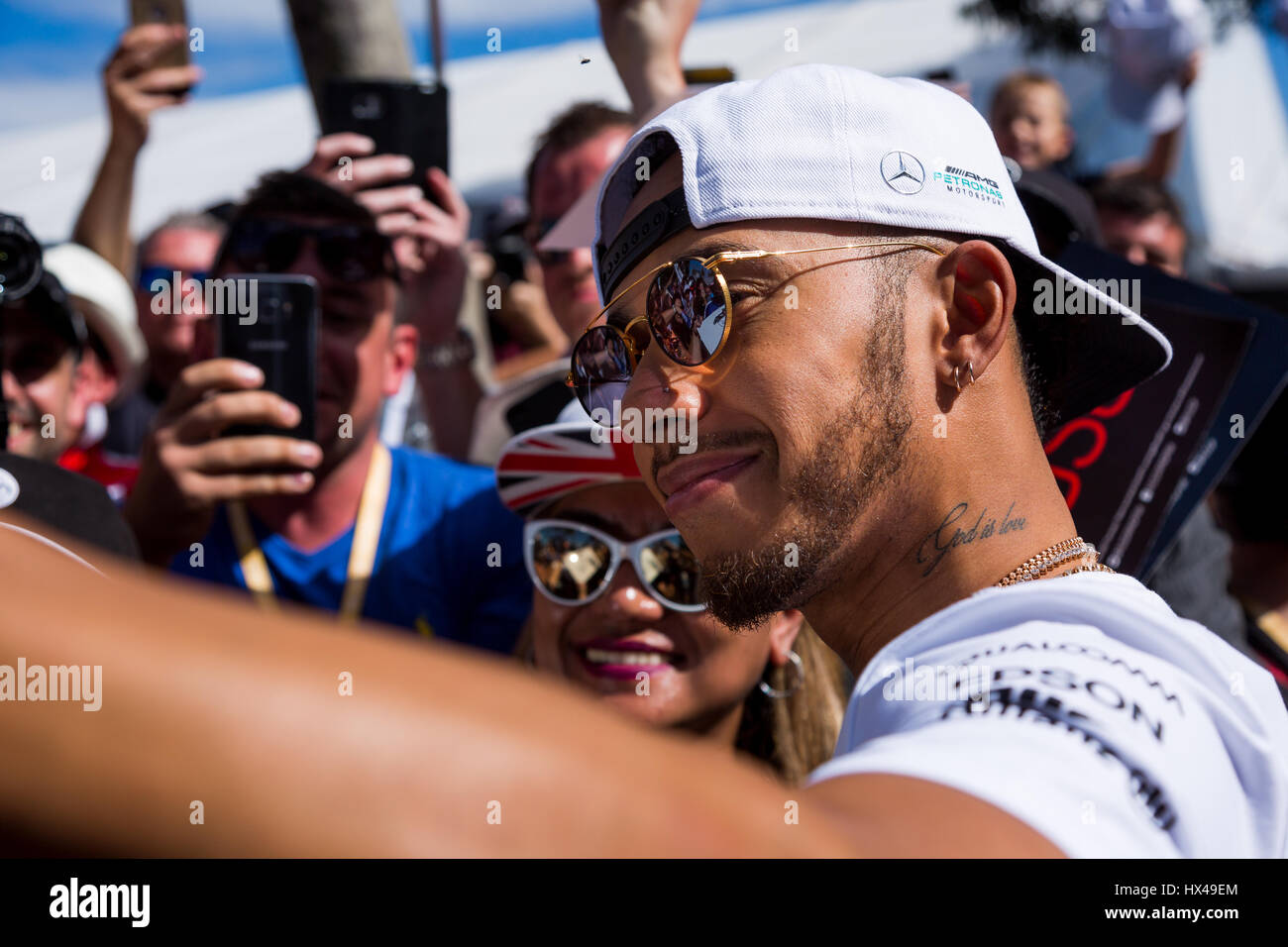 Melbourne, Australie. 25 mars, 2017. Lewis Hamilton de signer des autographes pour les fans au cours de la Formule 1 2017 Rolex Grand Prix d'Australie, l'Australie le 25 mars 2017. Crédit : Dave Hewison Sports/Alamy Live News Banque D'Images