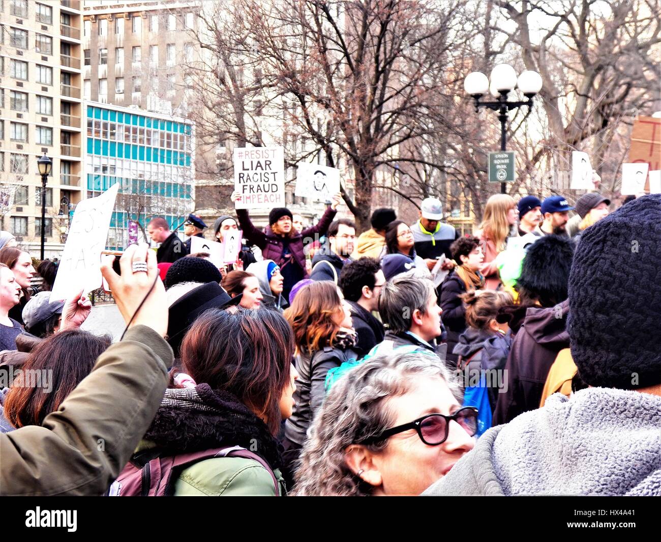 New York, New York, USA. 24 mars, 2017. New York City résiste aux crimes de haine manifestation et une marche en réponse à Timothy Caughman meurtre. Le lundi soir Timothy Caughman a été poignardé à mort avec une épée par un suprémaciste blanc. Le mercredi soir, le suprémaciste blanc admis à se rendre à NYC de Baltimore à tuer un homme noir parce que "New York est la capitale mondiale des médias'. Credit : Mark Apollo/Alamy Live News Banque D'Images
