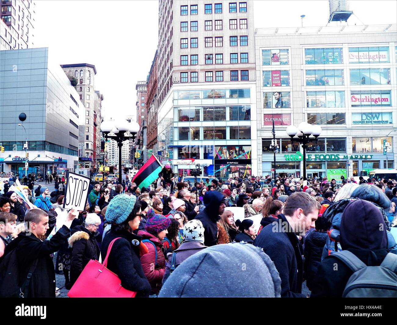 New York, New York, USA. 24 mars, 2017. New York City résiste aux crimes de haine manifestation et une marche en réponse à Timothy Caughman meurtre. Le lundi soir Timothy Caughman a été poignardé à mort avec une épée par un suprémaciste blanc. Le mercredi soir, le suprémaciste blanc admis à se rendre à NYC de Baltimore à tuer un homme noir parce que "New York est la capitale mondiale des médias'. Credit : Mark Apollo/Alamy Live News Banque D'Images