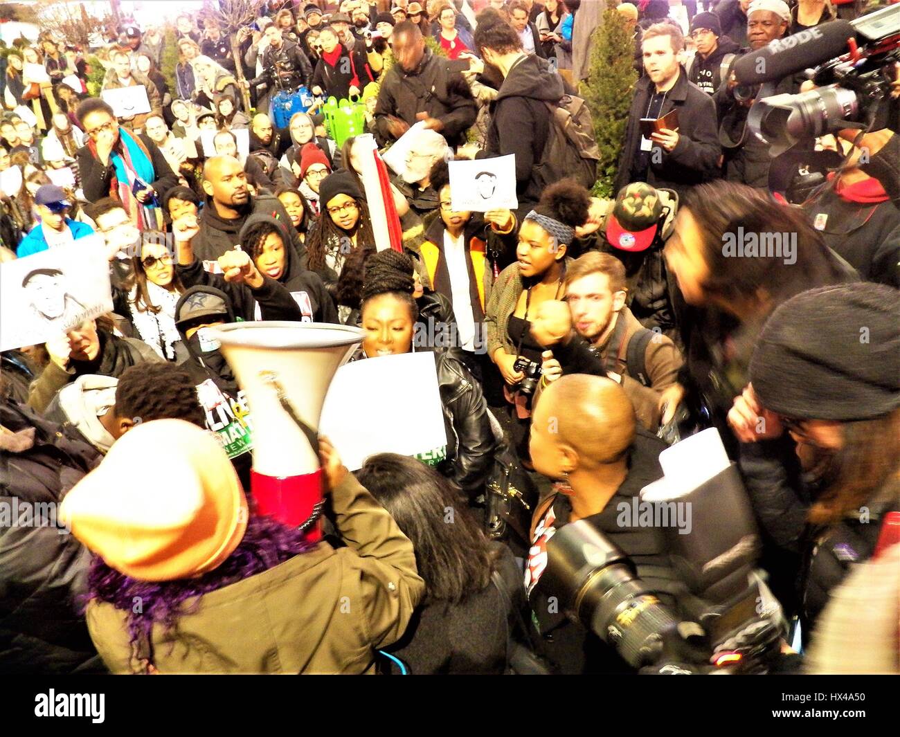 New York, New York, USA. 24 mars, 2017. New York City résiste aux crimes de haine manifestation et une marche en réponse à Timothy Caughman meurtre. Le lundi soir Timothy Caughman a été poignardé à mort avec une épée par un suprémaciste blanc. Le mercredi soir, le suprémaciste blanc admis à se rendre à NYC de Baltimore à tuer un homme noir parce que "New York est la capitale mondiale des médias'. Credit : Mark Apollo/Alamy Live News Banque D'Images