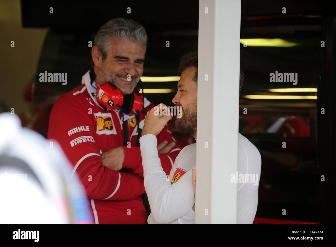 24.03.2017, Albert Park, Melbourne, Rolex de Formule 1 Grand Prix d'Australie, 23. 26.03.2017 - Sebastian Vettel (GER# 5), la Scuderia Ferrari unterhält sich in der fort mit Maurizio Arrivabene (Scuderia Ferrari) Photo : Cronos/Hasan Bratic Banque D'Images