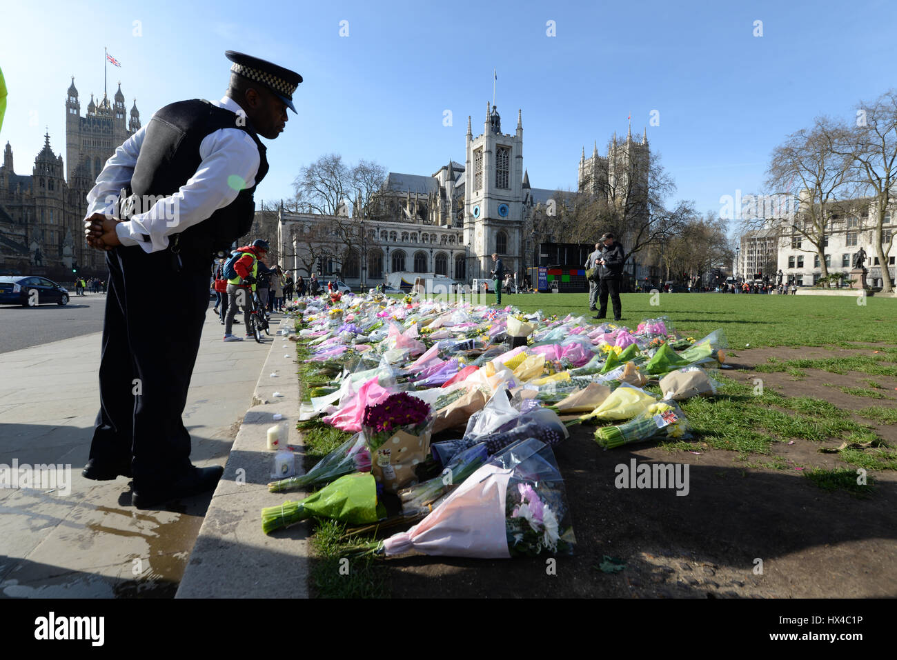 Suite à l'attaque terroriste contre le Parlement le mercredi 22 mars, de nombreux hommages ont été rendus dans la région. Hommages floraux à l'extérieur du Palais de Westminster Banque D'Images
