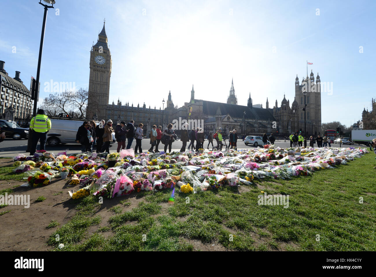 À la suite de l'attaque terroriste contre le Parlement le mercredi 22 mars, de nombreux hommages ont été rendus dans la région. Hommages floraux à l'extérieur du Palais de Westminster. Espace de copie Banque D'Images