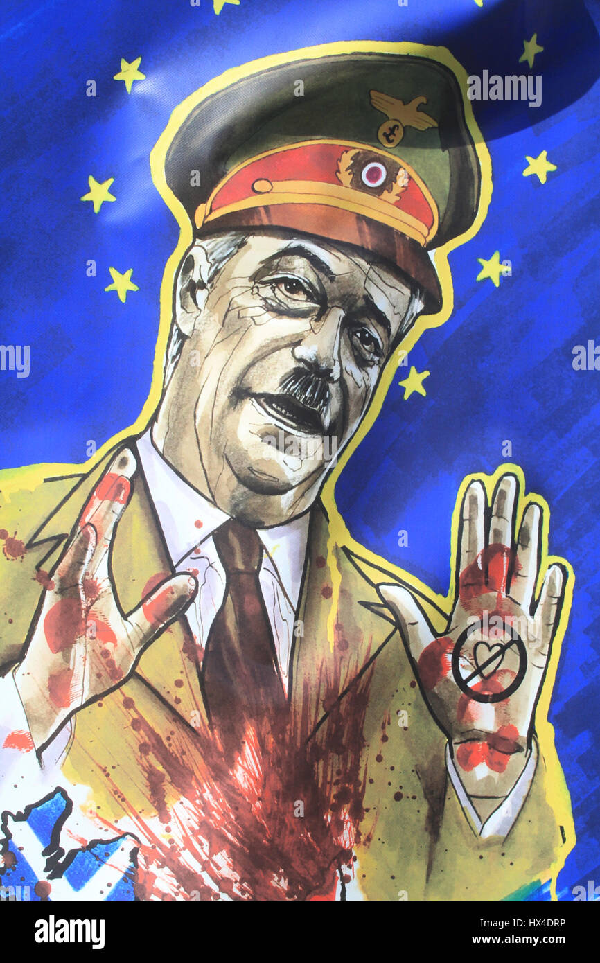 Londres, Royaume-Uni. Mar 25, 2017. Une caricature de l'ancien chef de l'UKIP Nigel Farage vêtu d'un uniforme nazi comme des milliers participer en mars au centre de Londres contre Brexit dans le cadre de s'unir pour l'Europe en tant que premier ministre Theresa peut se prépare à déclencher l'Article 50 Le 29 mars pour commencer le processus de retrait de la Grande-Bretagne de l'Union européenne Credit : amer ghazzal/Alamy Live News Banque D'Images