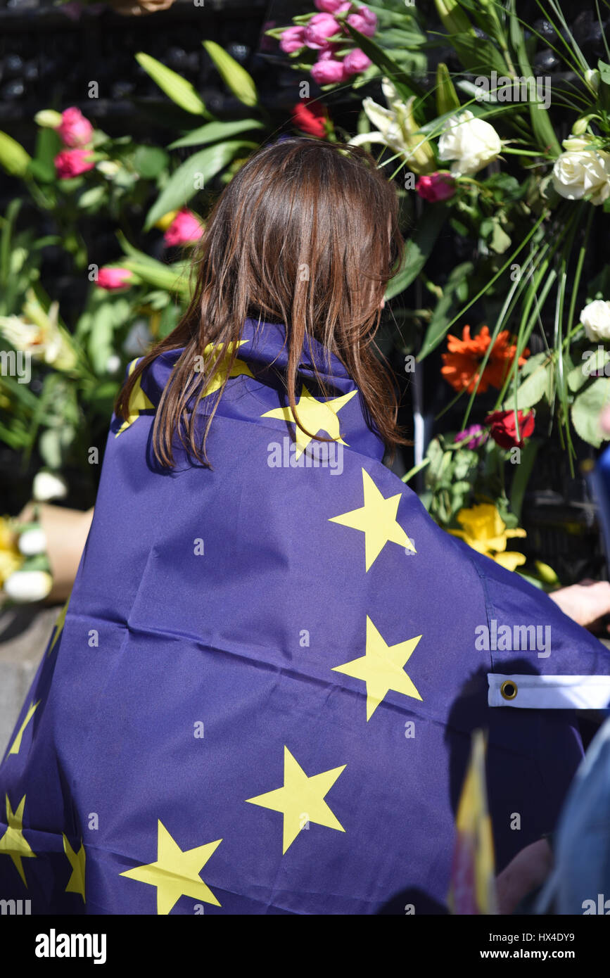 Bon nombre des manifestants unissent ajouté fleurs à la clôture au Palais de Westminster après une marche de Park Lane manifestant contre 'Brexit'. Ils ont été mis à l'honneur les vies perdues lors de l'attaque terroriste Mercredi Banque D'Images