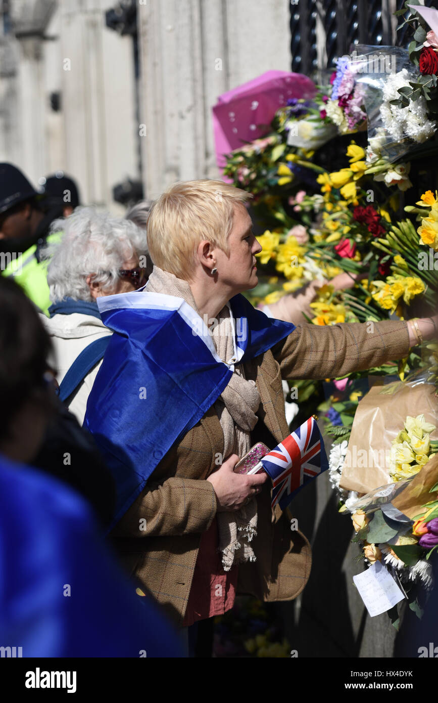 Bon nombre des manifestants unissent ajouté fleurs à la clôture au Palais de Westminster après une marche de Park Lane manifestant contre 'Brexit'. Ils ont été mis à l'honneur les vies perdues lors de l'attaque terroriste Mercredi Banque D'Images