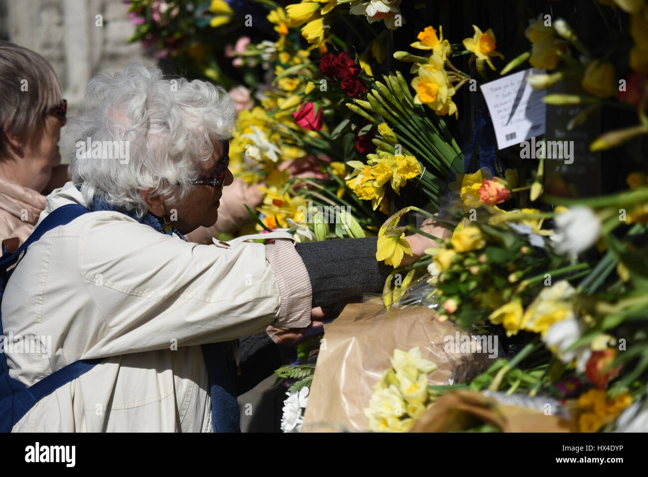 Bon nombre des manifestants unissent ajouté fleurs à la clôture au Palais de Westminster après une marche de Park Lane manifestant contre 'Brexit'. Ils ont été mis à l'honneur les vies perdues lors de l'attaque terroriste Mercredi Banque D'Images