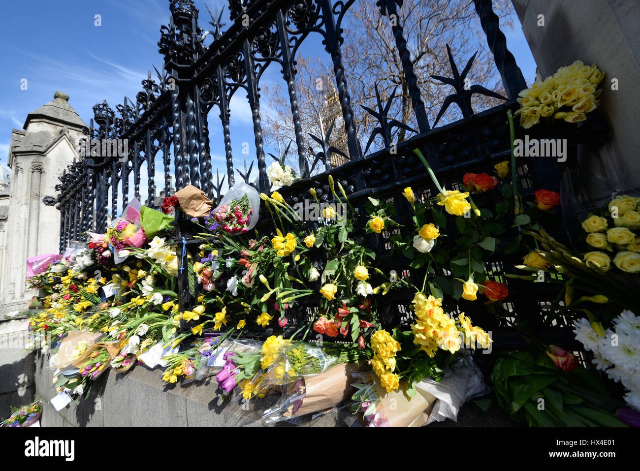 De nombreux manifestants pro-UE ont ajouté des fleurs à la clôture du Palais de Westminster après avoir défilé depuis Park Lane pour manifester contre le « Brexit ». Ils ont été placés pour honorer les vies perdues lors de l'attaque terroriste de mercredi Banque D'Images