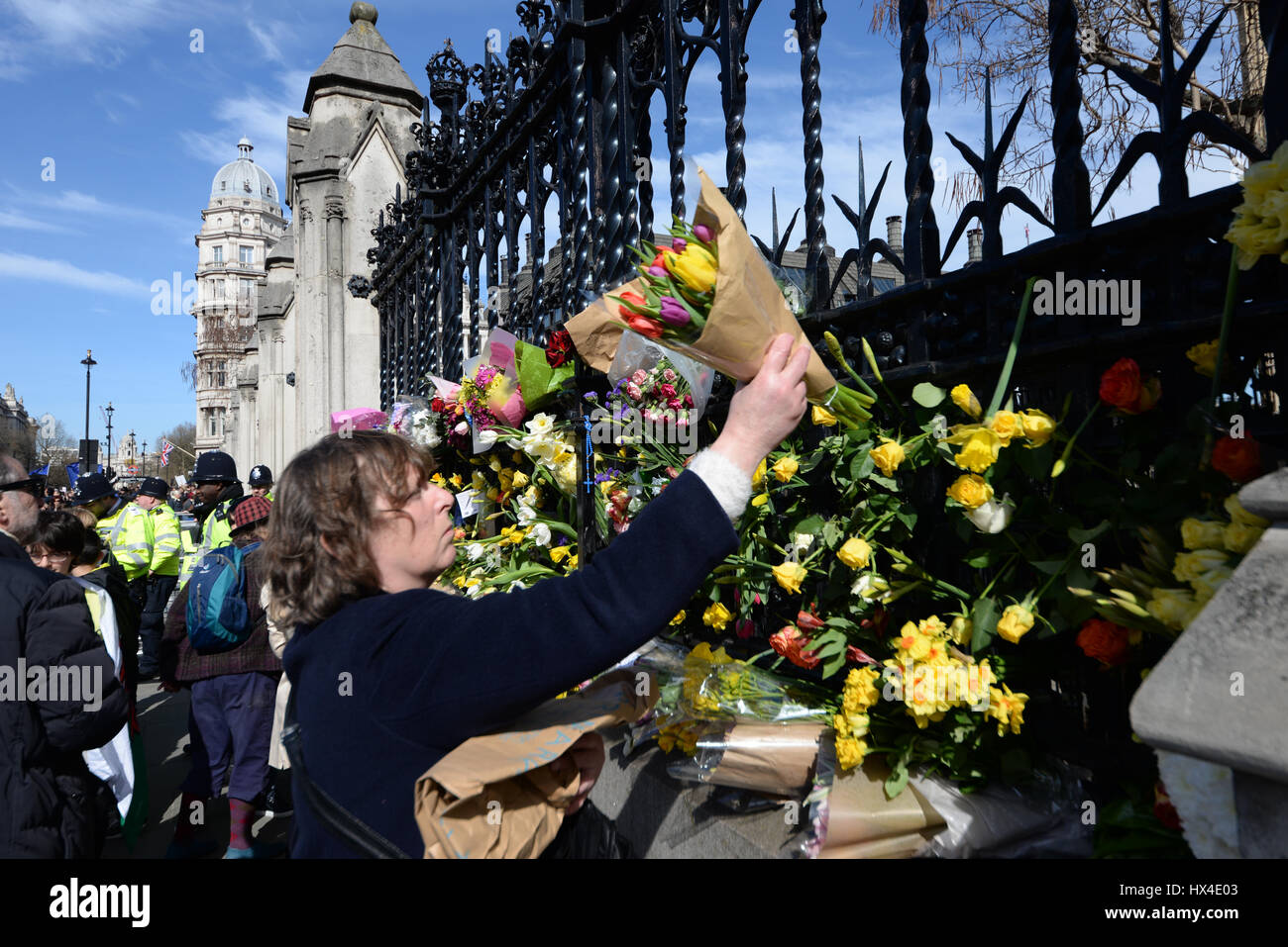 Bon nombre des manifestants unissent ajouté fleurs à la clôture au Palais de Westminster après une marche de Park Lane manifestant contre 'Brexit'. Ils ont été mis à l'honneur les vies perdues lors de l'attaque terroriste Mercredi Banque D'Images