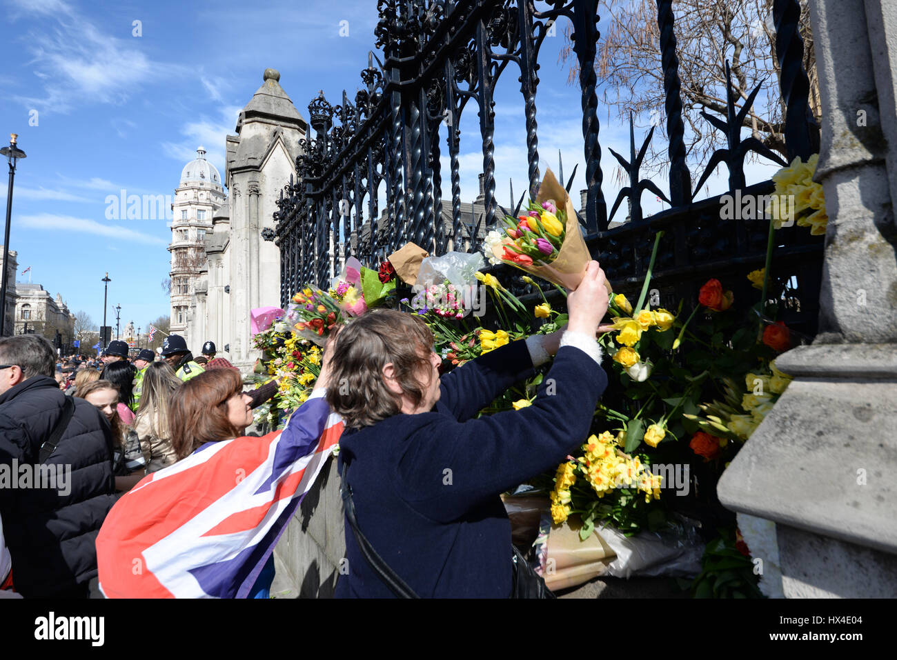 Bon nombre des manifestants unissent ajouté fleurs à la clôture au Palais de Westminster après une marche de Park Lane manifestant contre 'Brexit'. Ils ont été mis à l'honneur les vies perdues lors de l'attaque terroriste Mercredi Banque D'Images