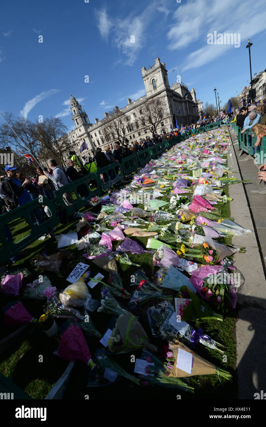 Fleurs placées à honorer les vies perdues lors de l'attaque terroriste sur le Parlement, Londres Banque D'Images